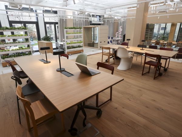 GREEN TABLE: místo mezi kanceláří a domovem